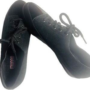 CLEARANCE - ANY 2 PAIRS OF SHOES $35 NEW Munro Black Petra Suede and Leather